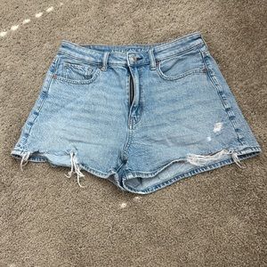 AMERICAN EAGLE LIGHT WASH MOM SHORT